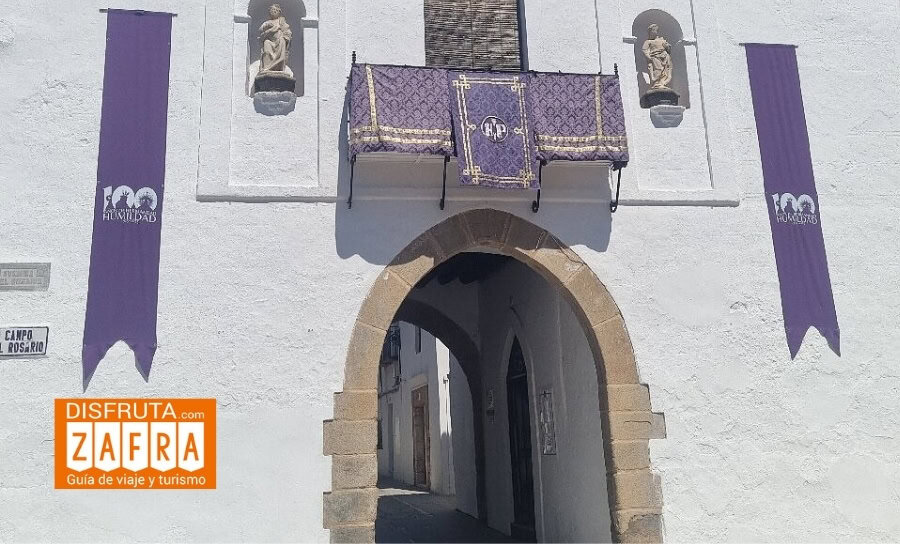 Arco de Jerez e Zafra engalanado para Semana Santa