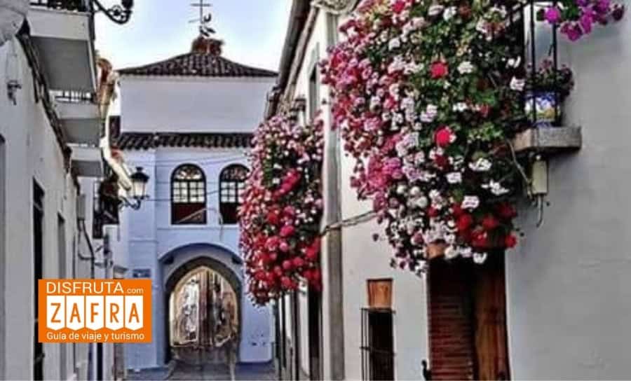 Calle Jerez con el Arco de Jerez al fondo